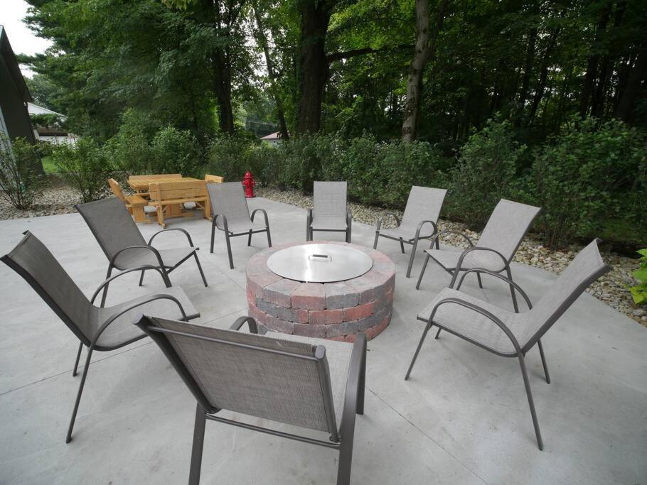 The Red Haven At Conneaut Apartment *